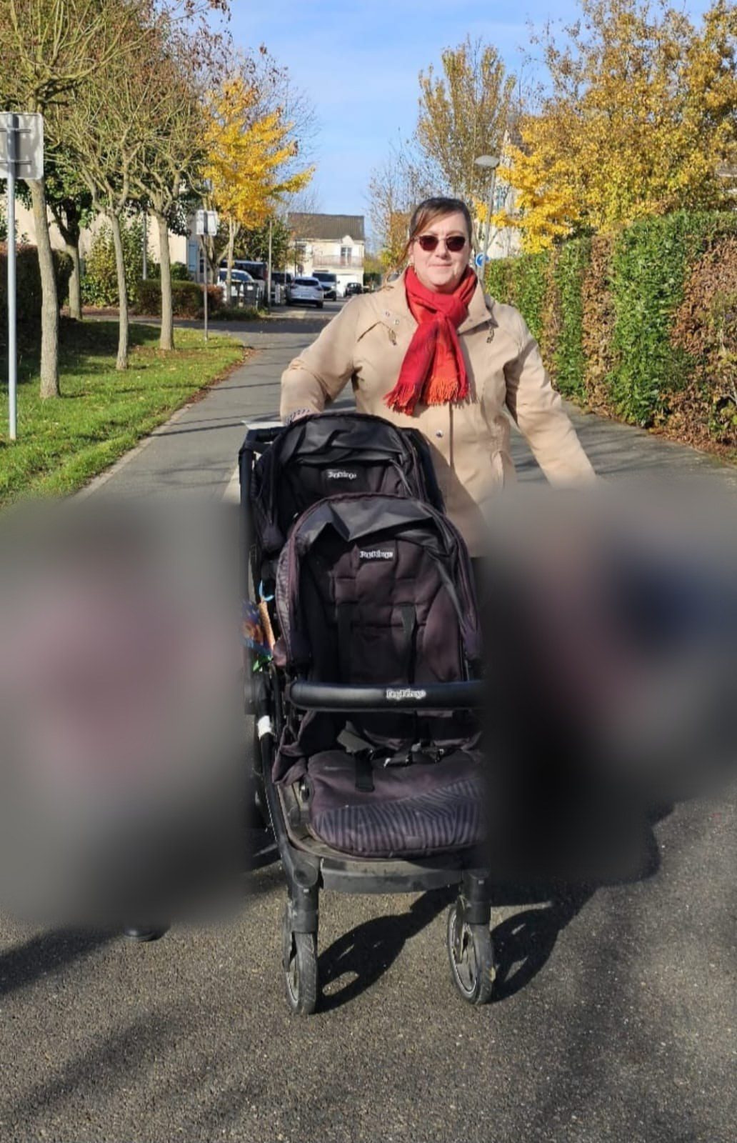 Aude, assistante maternelle à Angerville, en promenade d'automne avec trois tout-petits et une poussette double sur une allée arborée